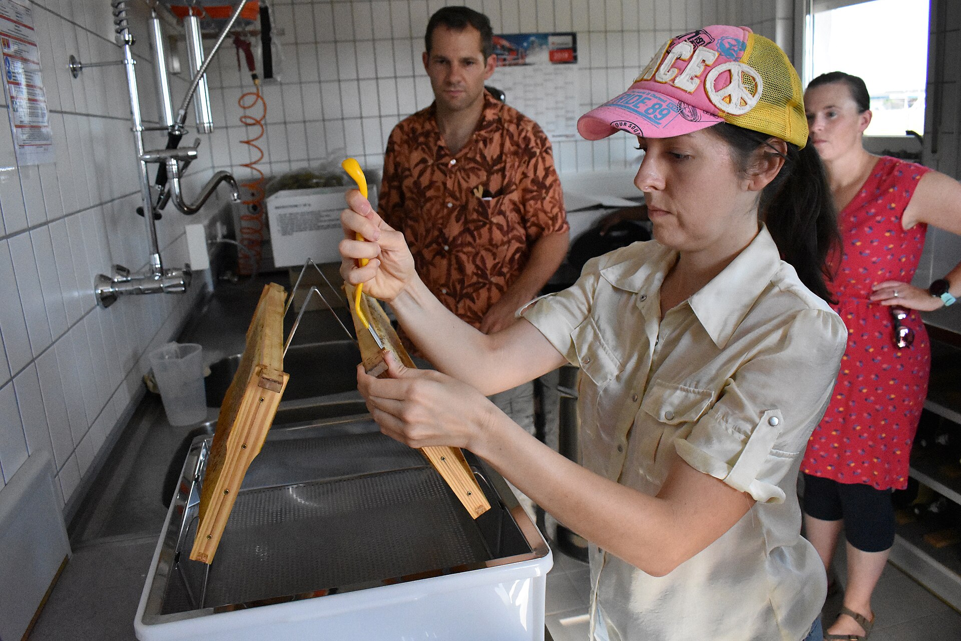 Beekeepers learning to work with equipment during a club-style workshop